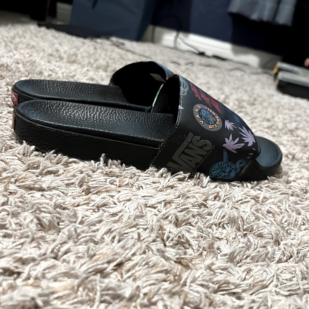 I’m selling vans off the wall sandals